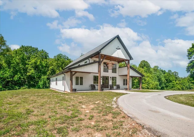 Photo 1 of Single family home for sale at 215 Heritage Hts Ln, London, KY 40741 | MLS# 26012916 | Listing updated on 2026-09-29