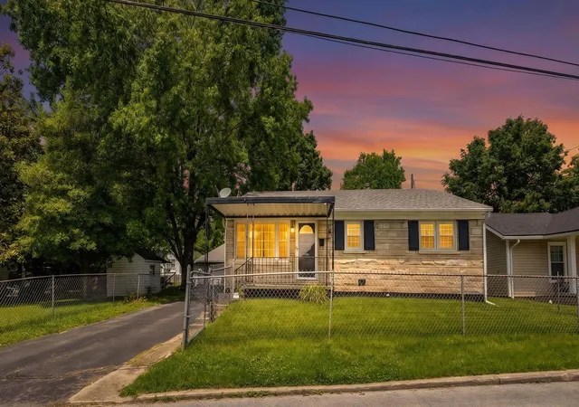 Homes for sale in Paris, KY | 1925 Brent St, Paris, KY 40361 | MLS# 26013061