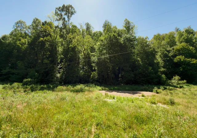 Photo 3 of Sale Pending at 820 Shooting Frk Rd, Campton, KY 41301 | MLS# 26013031 | Listing updated on 2026-10-28