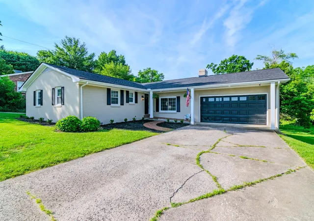 Photo 3 of Sale Pending at 23 Windridge Dr, Winchester, KY 40391 | MLS# 26013010 | Listing updated on 2026-09-16