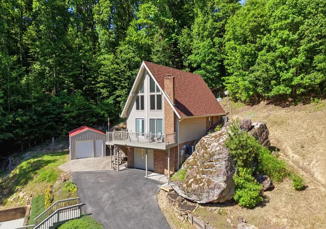 Homes for sale in East Bernstadt, KY | 832 Cliffs Edge Rd, East Bernstadt, KY 40729 | MLS# 26013112