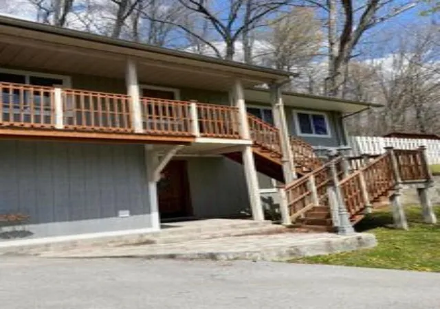 Homes for sale in Middlesboro, KY | 116 Edgewood Rd, Middlesboro, KY 40965 | MLS# 26013326