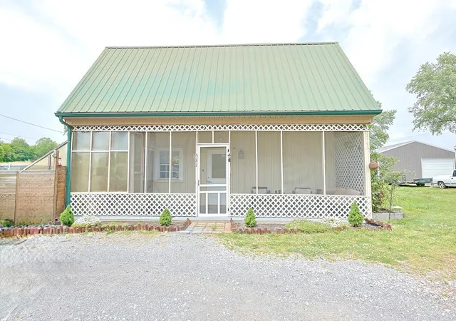Homes for sale in Cadiz, KY | 582 Cerulean Rd, Cadiz, KY 42211 | MLS# 26013934