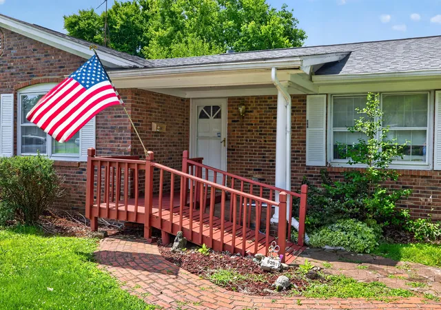 Photo 2 of Sale Pending at 520 Andrea Dr, Lexington, KY 40503 | MLS# 26014833 | Listing updated on 2026-09-15