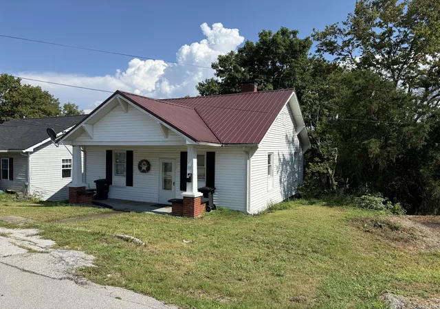 Photo 3 of Single family home for sale at 709 Cline St, Frankfort, KY 40601 | MLS# 26022982 | Listing updated on 2026-09-03
