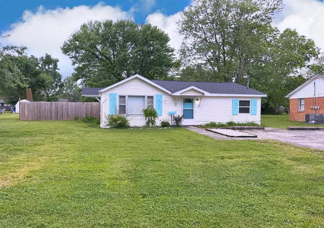 Homes for sale in Murray, KY | 314 Irvan St, Murray, KY 42071 | MLS# 26015687