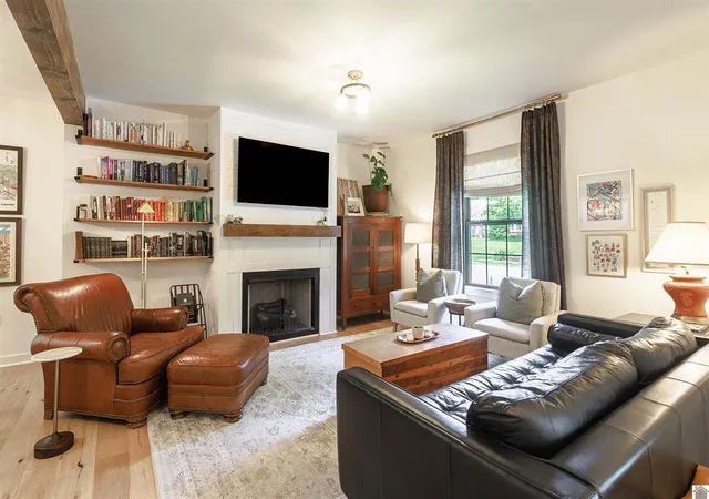 Photo 3 of Single family home for sale at 811 Olive St, Murray, KY 42071 | MLS# 26015271 | Listing updated on 2026-08-11