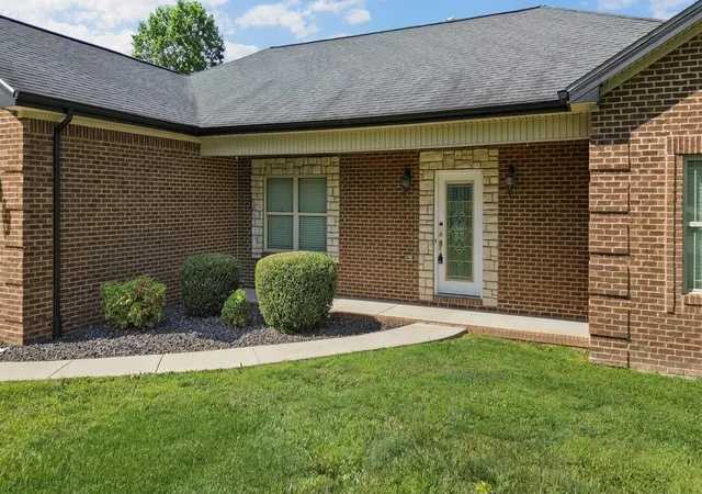 Photo 3 of Sale Pending at 10 E Barrington Dr, Somerset, KY 42503 | MLS# 26013770 | Listing updated on 2026-09-15