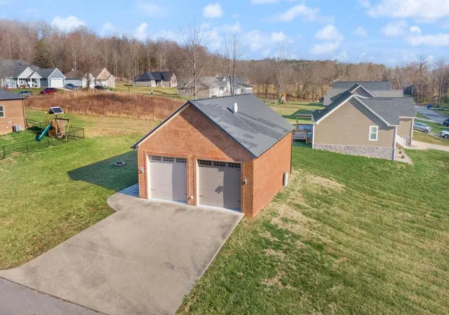 Photo 2 of Sale Pending at 10 E Barrington Dr, Somerset, KY 42503 | MLS# 26013770 | Listing updated on 2026-09-15
