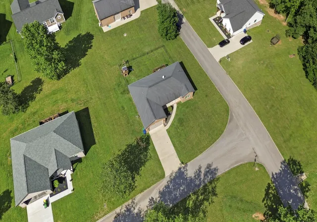 Photo 3 of Sale Pending at 10 E Barrington Dr, Somerset, KY 42503 | MLS# 26013770 | Listing updated on 2026-09-15