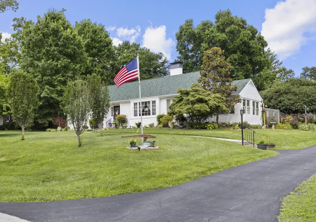 Homes for sale in Frankfort, KY | 138 Country Ln, Frankfort, KY 40601 | MLS# 26013664