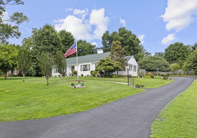 Homes for sale in Frankfort, KY | 138 Country Ln, Frankfort, KY 40601 | MLS# 26013664
