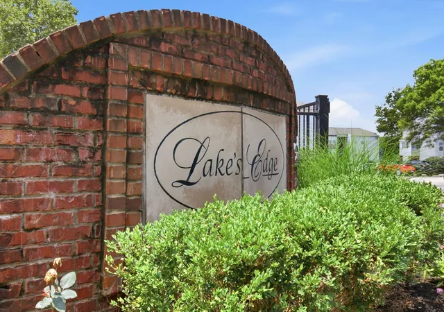 2nd image of 2414 Lake Park Rd, Lexington, KY 40502