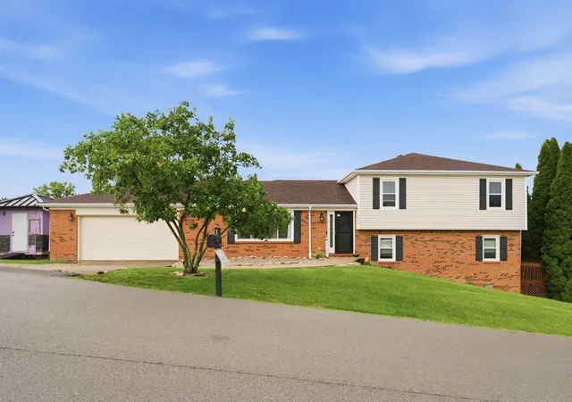 Photo 3 of Single family home for sale at 104 Deer Crk Dr, Richmond, KY 40475 | MLS# 26014393 | Listing updated on 2026-09-30