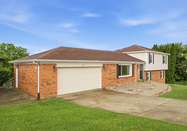 Photo 3 of Single family home for sale at 104 Deer Crk Dr, Richmond, KY 40475 | MLS# 26014393 | Listing updated on 2026-09-30