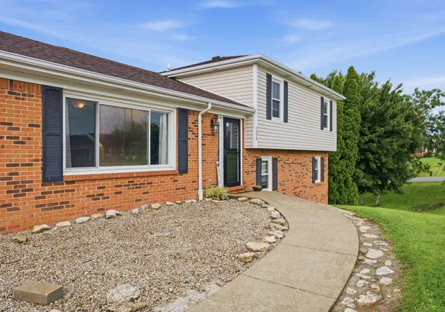 Photo 4 of Single family home for sale at 104 Deer Crk Dr, Richmond, KY 40475 | MLS# 26014393 | Listing updated on 2026-09-30