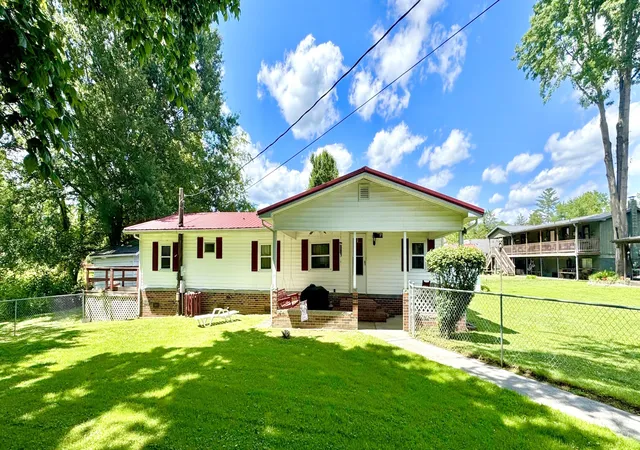 Homes for sale in Middlesboro, KY | 908 Manchester Ave, Middlesboro, KY 40965 | MLS# 26013710