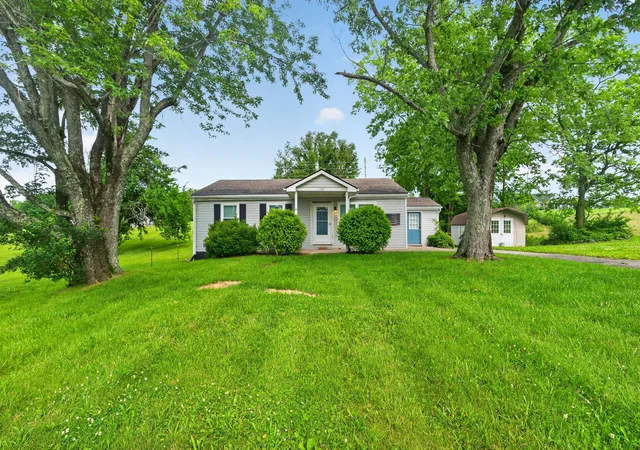 Homes for sale in Lancaster, KY | 1127 Pine Crest Rd, Lancaster, KY 40444 | MLS# 26013789