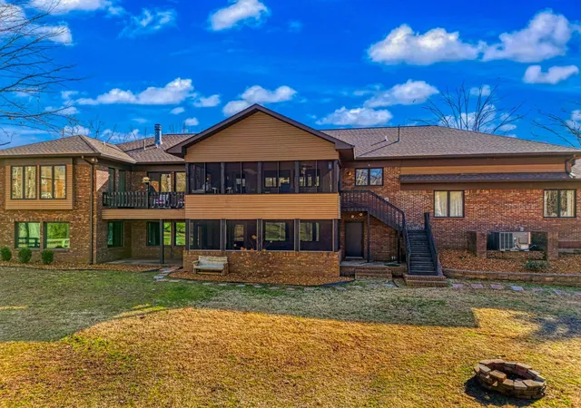 Photo 1 of Single family home for sale at 7 Pleasant View Ln, Murray, KY 42071 | MLS# 26014354 | Listing updated on 2026-09-11