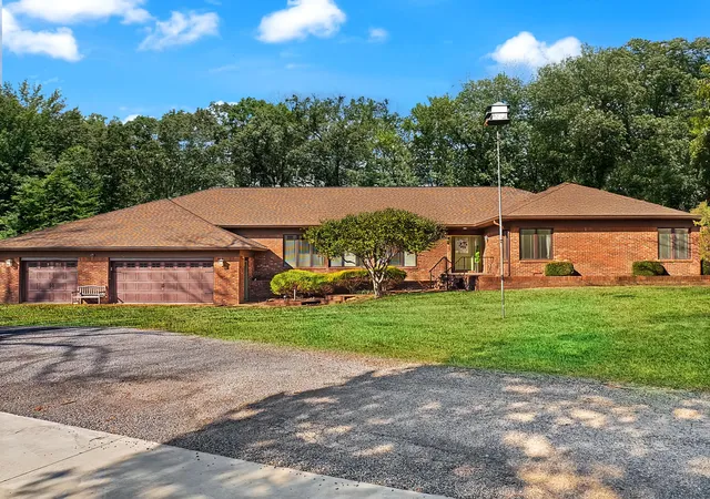 Photo 3 of Single family home for sale at 7 Pleasant View Ln, Murray, KY 42071 | MLS# 26014354 | Listing updated on 2026-09-11