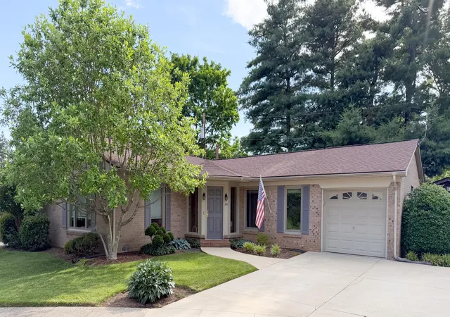 Homes for sale in Versailles, KY | 124 Yorkshire Ct, Versailles, KY 40383 | MLS# 26013861