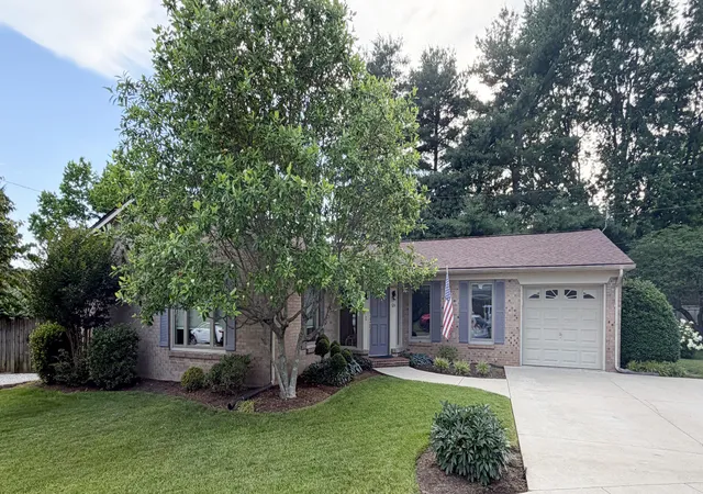 Homes for sale in Versailles, KY | 124 Yorkshire Ct, Versailles, KY 40383 | MLS# 26013861