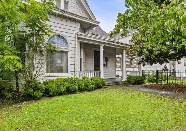 Homes for sale in Paris, KY | 658 Higgins Ave, Paris, KY 40361 | MLS# 26015822