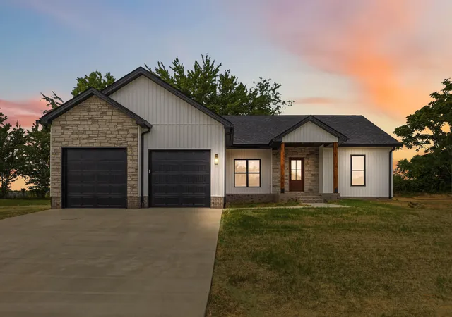 Photo 2 of Single family home for sale at 100 Gray Bird Ln, London, KY 40741 | MLS# 26014023 | Listing updated on 2026-09-12