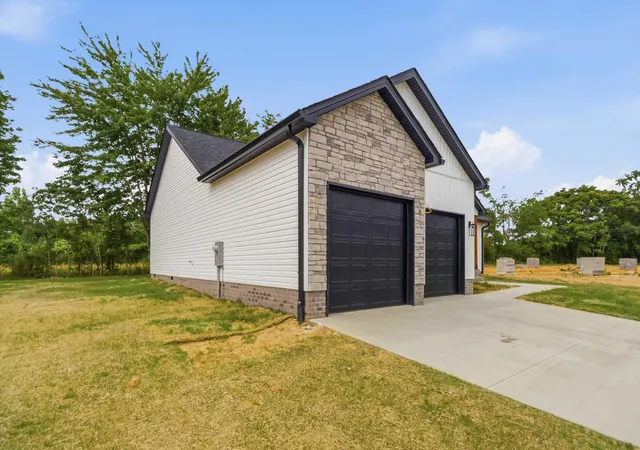 Photo 3 of Single family home for sale at 100 Gray Bird Ln, London, KY 40741 | MLS# 26014023 | Listing updated on 2026-09-12