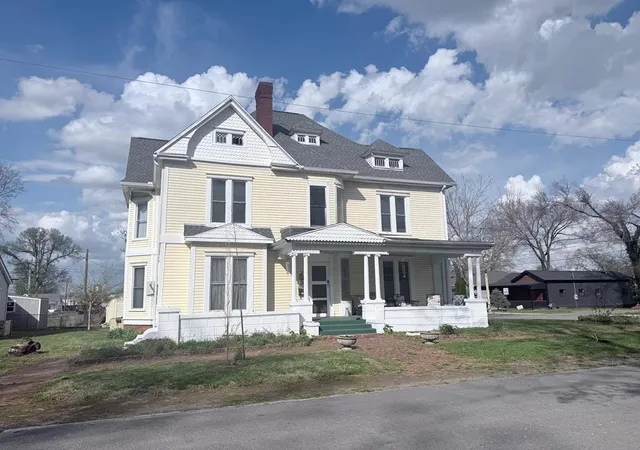 Homes for sale in Hopkinsville, KY | 314 E 16th St, Hopkinsville, KY 42240 | MLS# 26013901
