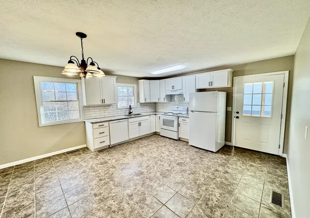 Homes for sale in Cadiz, KY | 509 Hillview Dr, Cadiz, KY 42211 | MLS# 26016857