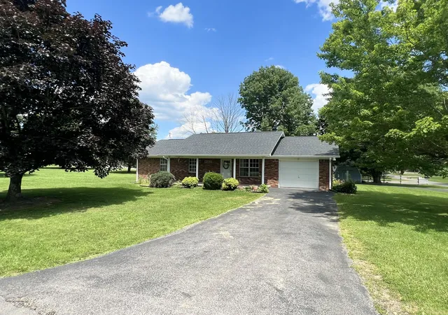Homes for sale in Russell Springs, KY | 134 Cherokee Ave, Russell Springs, KY 42642 | MLS# 26014111
