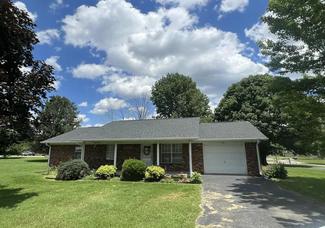 Homes for sale in Russell Springs, KY | 134 Cherokee Ave, Russell Springs, KY 42642 | MLS# 26014111