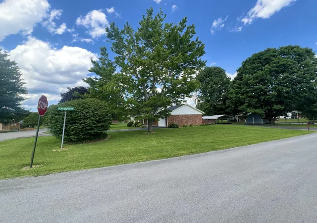 Homes for sale in Russell Springs, KY | 134 Cherokee Ave, Russell Springs, KY 42642 | MLS# 26014111