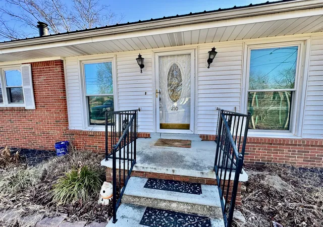 Homes for sale in Hopkinsville, KY | 210 Magnolia Dr, Hopkinsville, KY 42240 | MLS# 26013933
