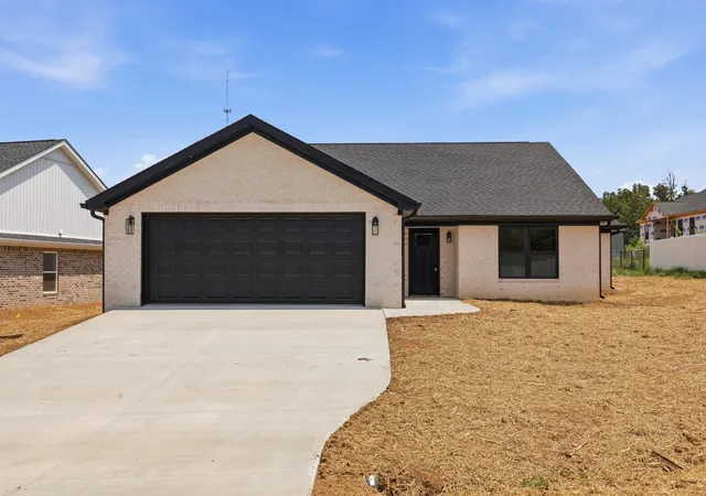 Photo 1 of Sale Pending at 100 Clover Crescent, Paducah, KY 42003 | MLS# 26022604 | Listing updated on 2026-08-25