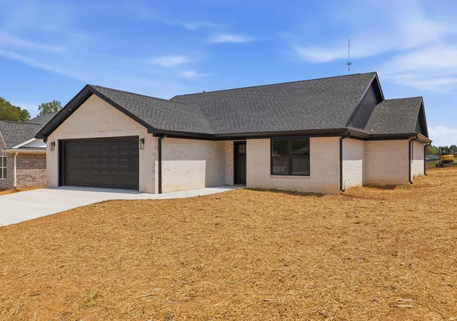 Photo 2 of Sale Pending at 100 Clover Crescent, Paducah, KY 42003 | MLS# 26022604 | Listing updated on 2026-08-25