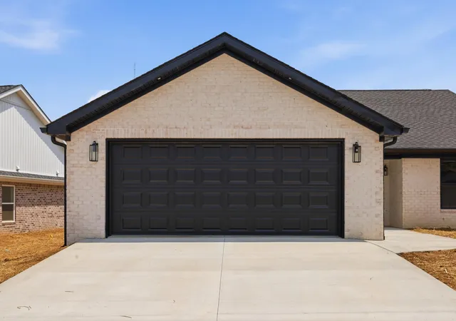Photo 3 of Sale Pending at 100 Clover Crescent, Paducah, KY 42003 | MLS# 26022604 | Listing updated on 2026-08-25
