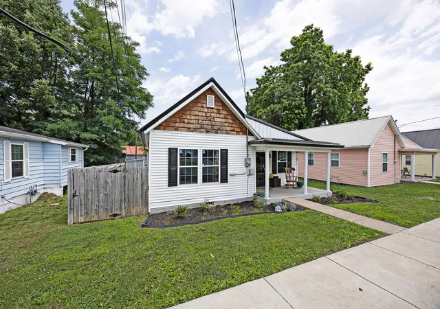 Photo 3 of Single family home for sale at 323 E Office St, Harrodsburg, KY 40330 | MLS# 26014106 | Listing updated on 2026-09-04
