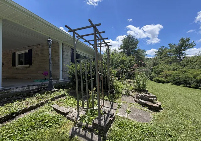 Homes for sale in Mount Vernon, KY | 303 Freedom School Rd, Mount Vernon, KY 40456 | MLS# 26014355