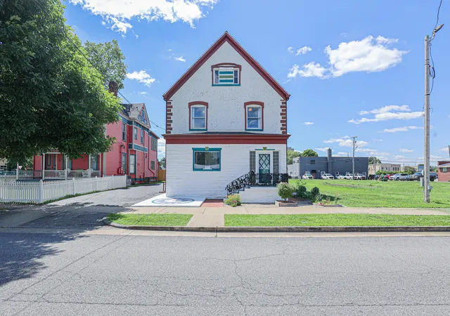 Homes for sale in Paducah, KY | 806 Jefferson St, Paducah, KY 42001 | MLS# 26017281
