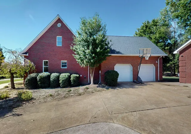 Photo 3 of Single family home for sale at 140 Stoney Crk Ln, Murray, KY 42071 | MLS# 26018149 | Listing updated on 2026-08-28