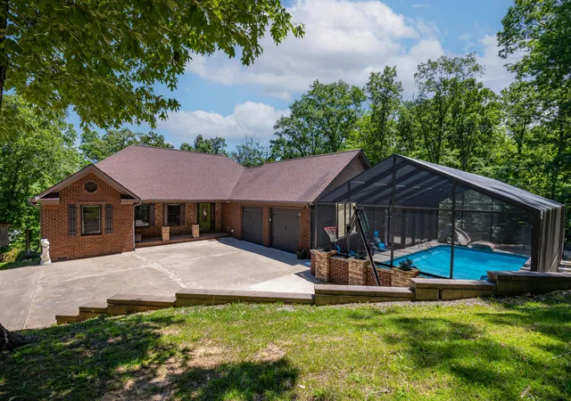 Homes for sale in Murray, KY | 1091 Deepwood Dr, Murray, KY 42071 | MLS# 26015755