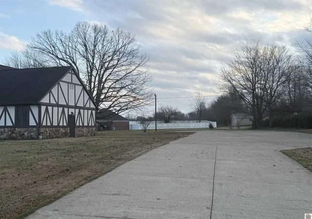 Photo 3 of Single family home for sale at 1326 Wilson Dr, Mayfield, KY 42066 | MLS# 26017254 | Listing updated on 2026-07-10