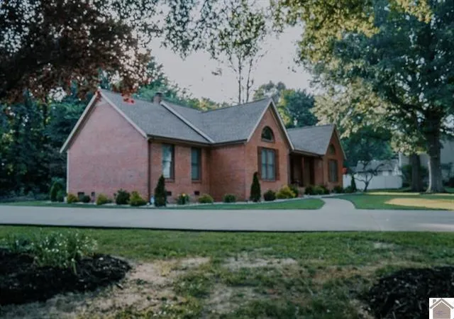 3rd image of 220 Valiant Dr, Paducah, KY 42001 | MLS# 26014110
