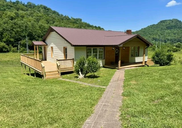 Homes for sale in Pineville, KY | 2082 Kentucky 92, Pineville, KY 40977 | MLS# 26014208