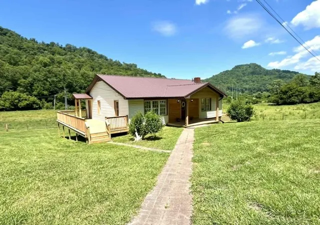 Homes for sale in Pineville, KY | 2082 Kentucky 92, Pineville, KY 40977 | MLS# 26014208
