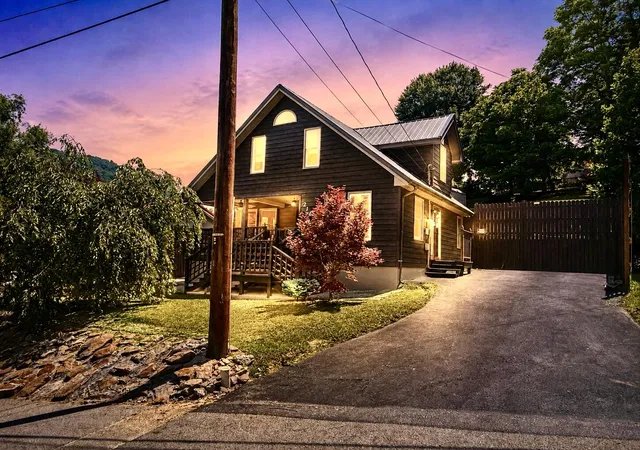 Homes for sale in Pineville, KY | 214 Spruce St, Pineville, KY 40977 | MLS# 26014434