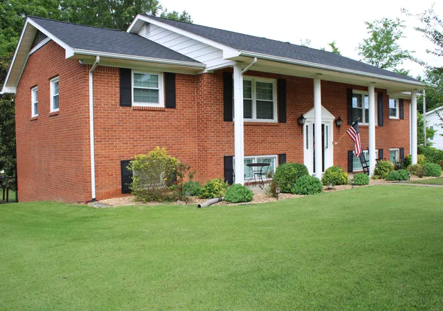 2nd image of 204 Pepper Ln, Paducah, KY 42001 | MLS# 26016076