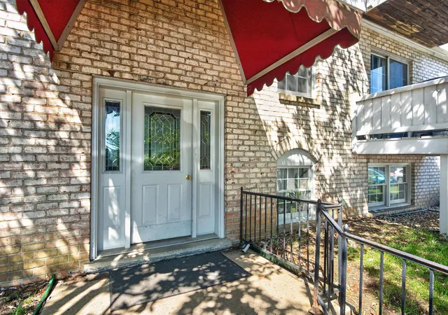 Listing Photo 1 - Condo for sale in building located at 175 Malabu Dr, Lexington, KY 40503 - Unit #40